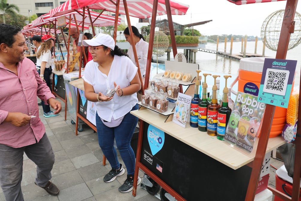 Las ferias en época navideña impulsan a emprendedores que iniciaron negocios al perder empleos en empresas | Comunidad | Guayaquil