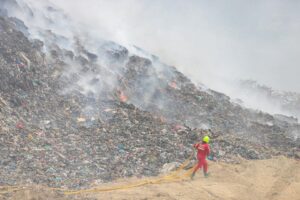 Maquinaria municipal de Santo Domingo colabora en contención de incendio en vertedero de basura de Esmeraldas | Ecuador | Noticias