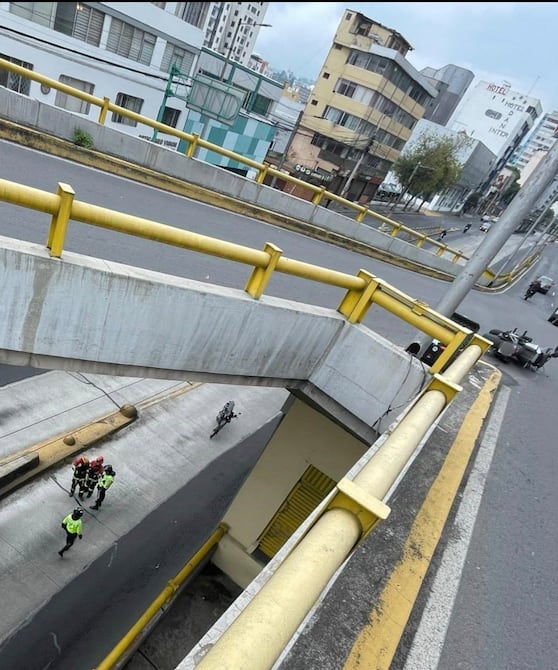 Motorizados cayeron 10 metros desde un puente en Quito: hay un fallecido y un herido | Ecuador | Noticias