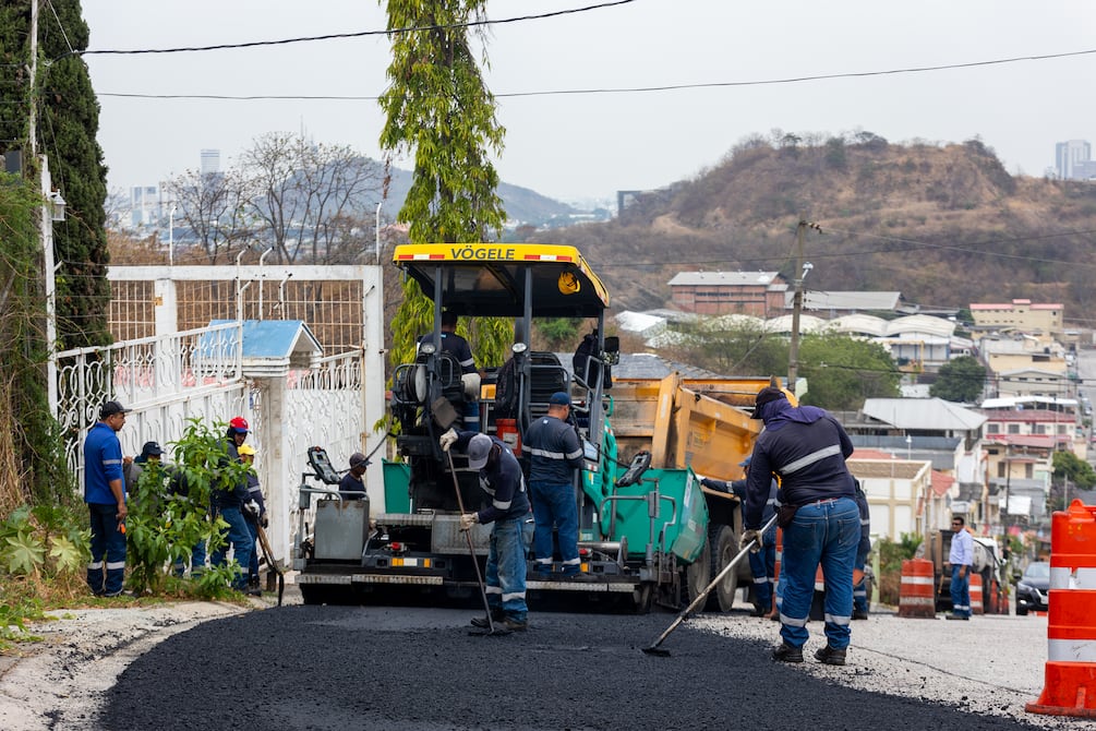 Municipio interviene un área de más de 3.000 metros cuadrados en calle de Bellavista para mejorar la adherencia de los vehículos | Comunidad | Guayaquil