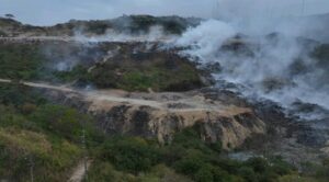 Tareas de enfriamiento se mantienen en botadero de basura de Esmeraldas, donde se registró incendio hace una semana | Ecuador | Noticias