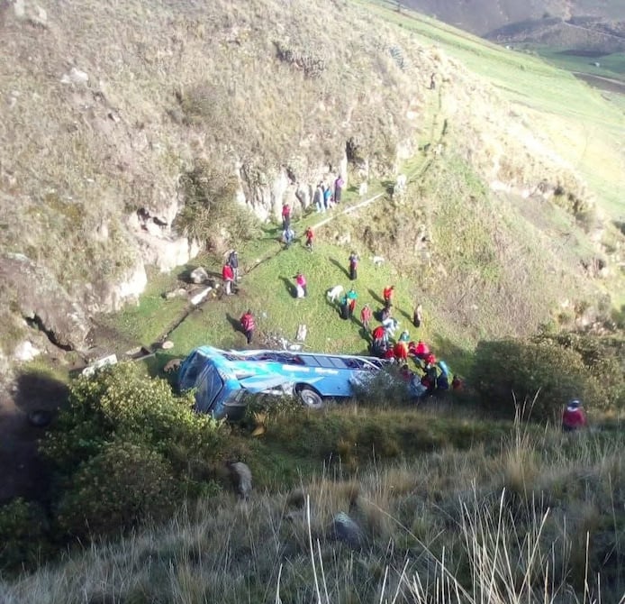 Tres muertos tras volcamiento de bus intercantonal en Chimborazo | Ecuador | Noticias