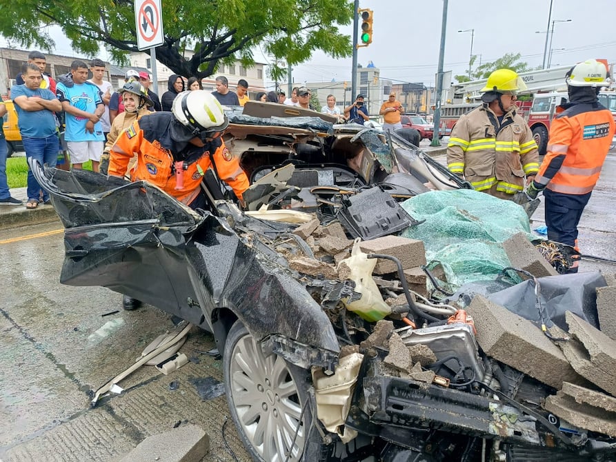 Un muerto y un herido tras fuerte impacto de automóvil contra plataforma, en el sector de Samanes, norte de Guayaquil | Comunidad | Guayaquil