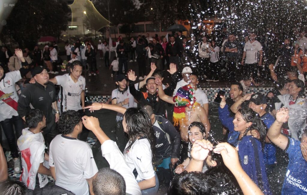 ¡Noche Blanca! Liga de Quito celebra el título 2024 de la Liga Pro y pinta de blanco las calles capitalinas | Campeonato Nacional | Deportes