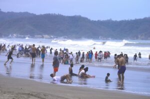 Bandera verde en diez playas de Esmeraldas donde bajaron la intensidad de los oleajes | Ecuador | Noticias