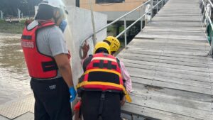 Bomberos rescataron a hombre que se estaba hundiendo con su canoa en el río Guayas | Comunidad | Guayaquil