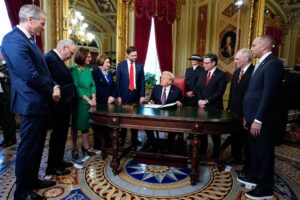 Donald Trump firma sus primeros documentos como el presidente 47 de Estados Unidos | Internacional | Noticias