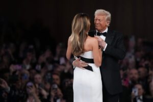 Donald y Melania Trump protagonizan su primer baile presidencial con ‘Battle Hymn of the Republic’ | Internacional | Noticias