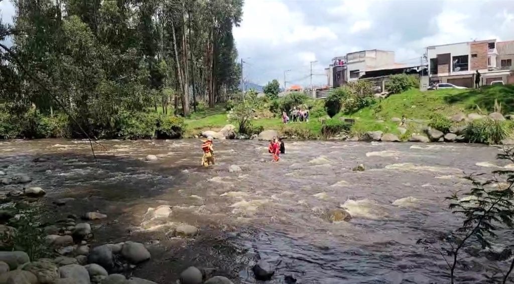 Dos chicas que intentaban cruzar río en Cuenca fueron rescatadas | Ecuador | Noticias