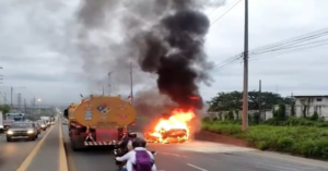 Incendio de vehículo genera tráfico en la vía a Daule | Ecuador | Noticias