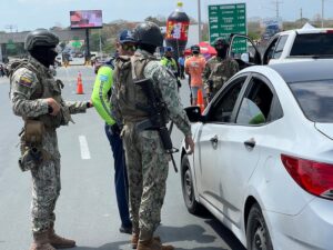 Militares acompañan a agentes de tránsito en operativos de control en la vía a la costa | Comunidad | Guayaquil