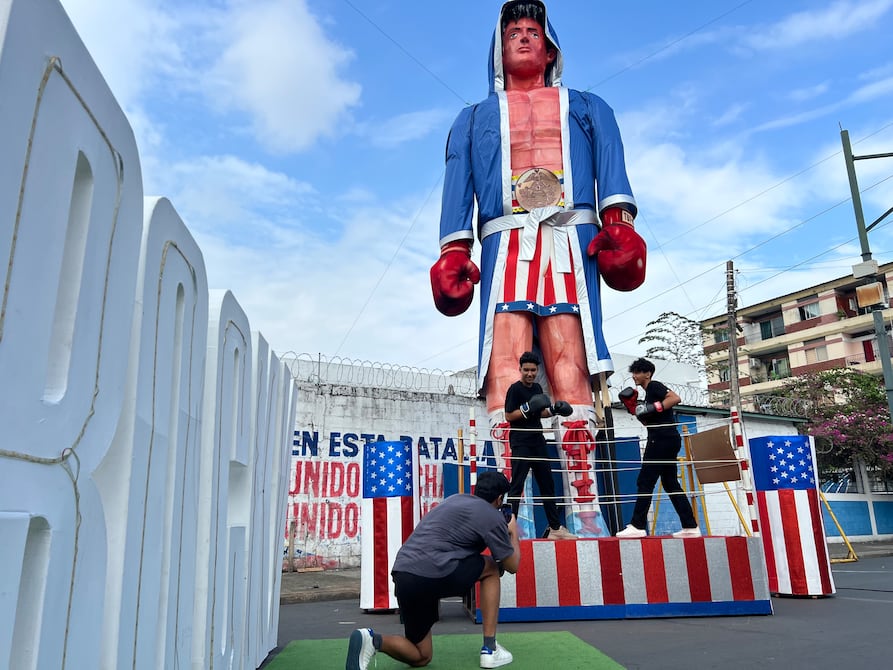 Un Rocky Balboa de 9 metros atrae a fanáticos de películas y del boxeo al centro de Guayaquil | Comunidad | Guayaquil