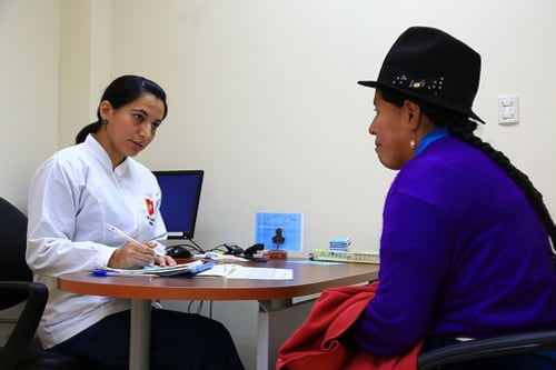 ‘Es emocionante estar en contacto con el paciente y aplicar lo aprendido en aulas’: más de 6.800 profesionales comienzan la rural | Ecuador | Noticias